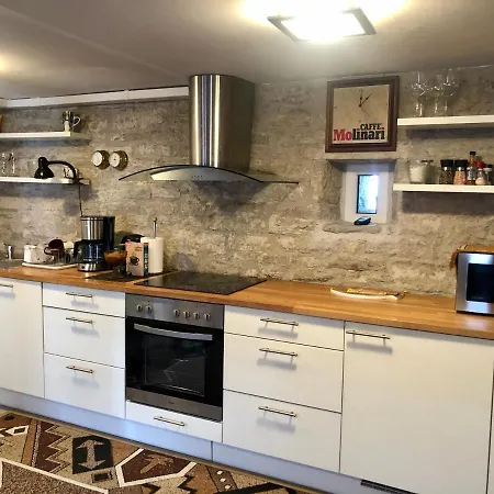 Old Town Stylish Stonehouse Kauba 6a Apartment